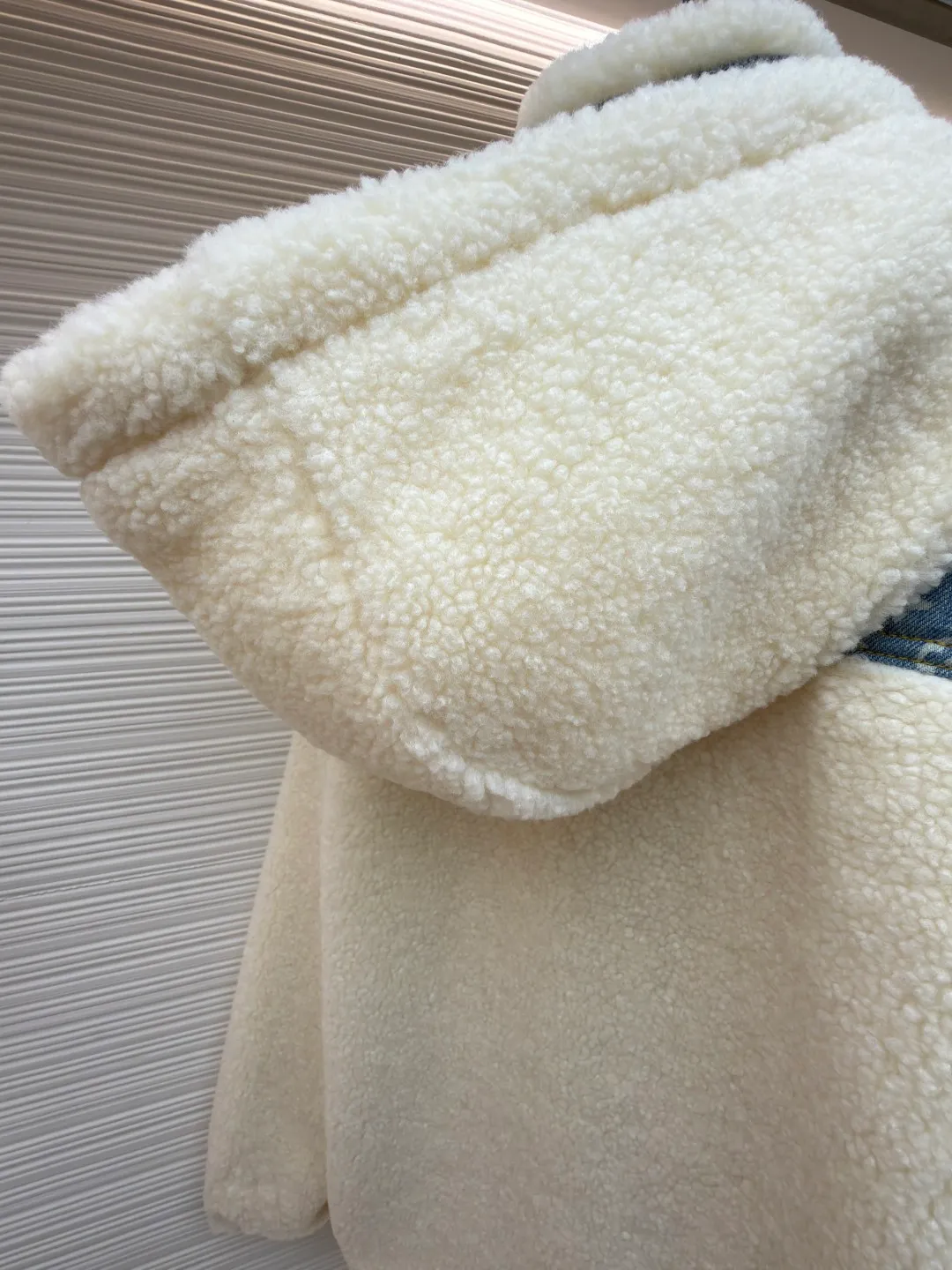 LOUIS VUITTON Letter jacquard splicing lamb wool ski hooded jacket ●Original version: purchased and developed by 26909 ●Item number: 1682241-C35 ●Fabric: lamb wool fabric ●Technology: jacquard production ●Color: off-white ●Version: fitted version ●Weight: about 1245 grams ●Size: 34-36-38-40-42-44 ●Description: The main body of this lamb wool spliced denim jacket is made of imported imitation lamb wool fabric, which has been processed by carding and shaping processes. The wool feels fluffy and soft and is not easy to shed and pill. The fabric has a uniform weight and has both warmth retention and breathability. The neckline, placket and chest pockets are spliced ​​with classic presbyopic denim. The denim is enzymatically washed to create a natural aged texture. The presbyopic pattern is embossed, making the texture three-dimensional and not easy to fall off. The body adopts a loose hooded fit, with a built-in shaping lining on the brim and an adjustable drawstring design; a custom metal zipper is used at the placket, and the chain teeth are gold-plated for smooth pulling and anti-oxidation. The edges of the pockets are reinforced with double stitching, and the splicing of lambswool and denim is made by hand caulking. The stitching is fine and smooth. Every detail is strictly controlled, showing the craftsmanship and quality of high-end clothing. The overall wiring is straight and delicate, the fabric is comfortable and soft, and the color is consistent without color difference. It can be matched with the same style to create a fashionable look and control various occasions. Customized accessories, complete with three standards, same style for men and women!
